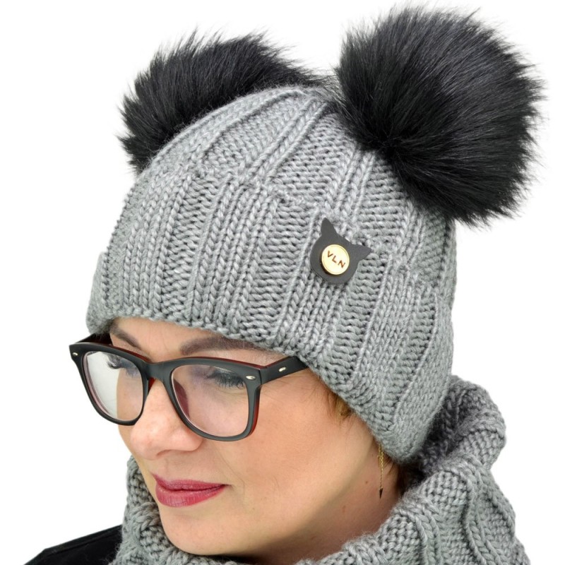 Zimní čepice VoLaN s bambulemi